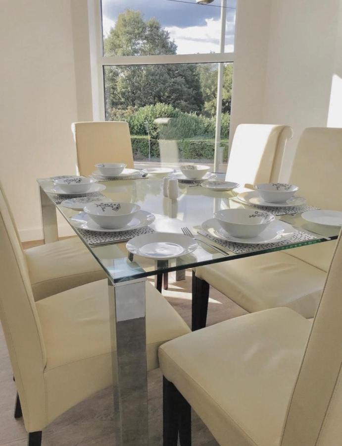 La Fontaine Court Apartments - 올더숏 외부 사진