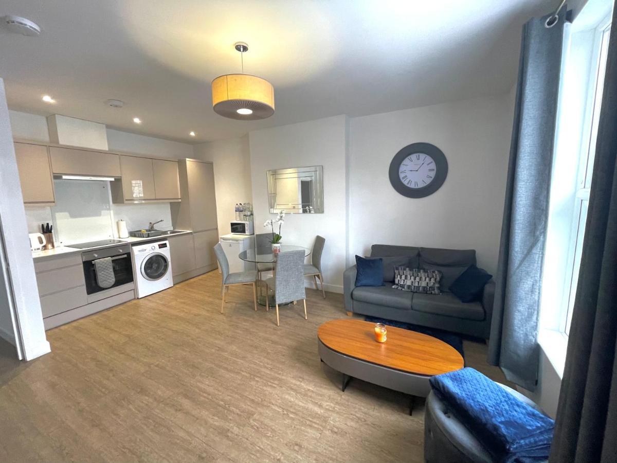 La Fontaine Court Apartments - 올더숏 외부 사진